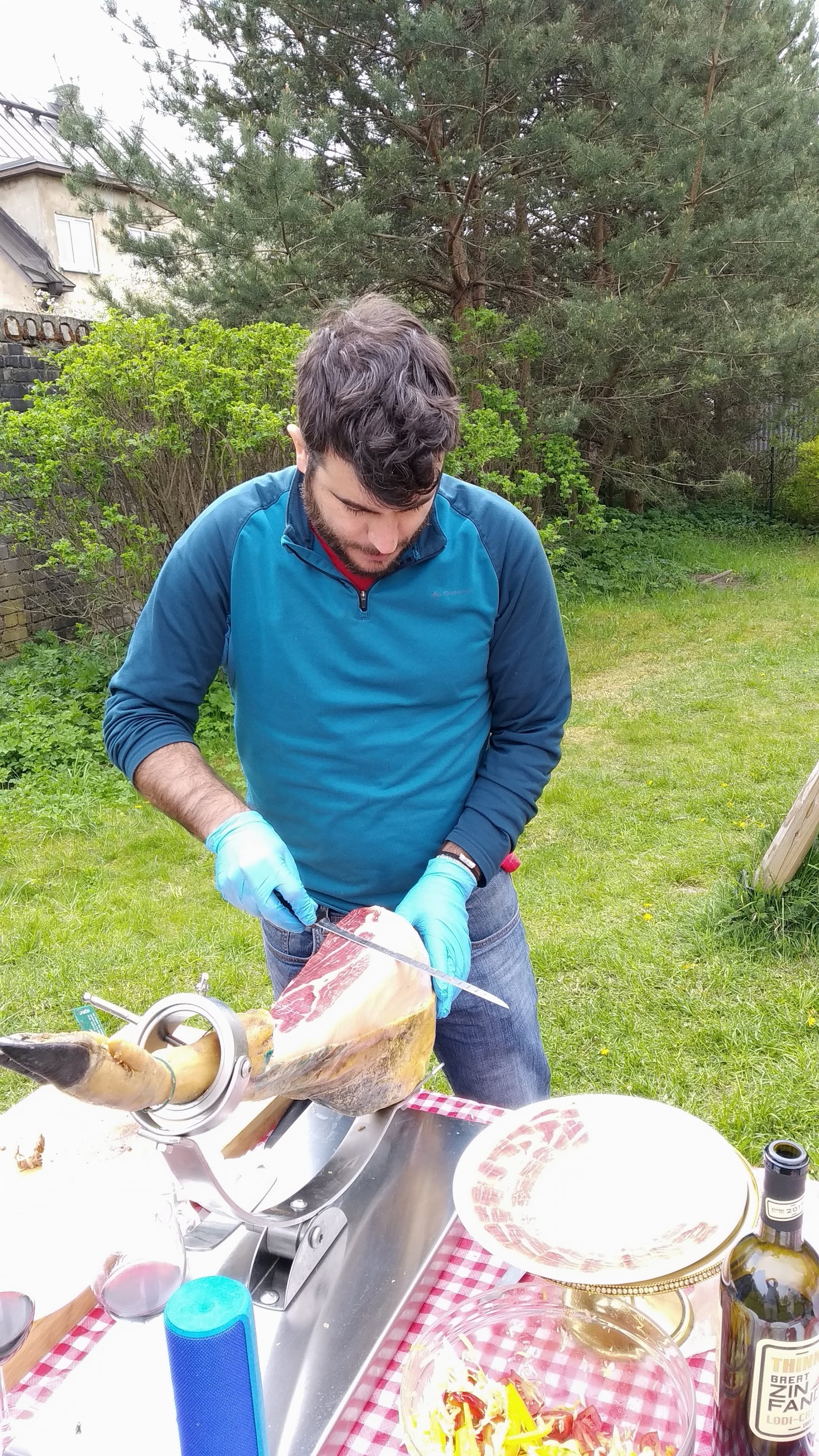Sergio Gómez Oliveros carving jamón